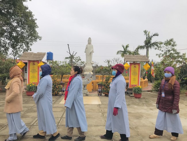 Year End Practice, a past year closing program, giving Tet gifts at Dong Cao pagoda