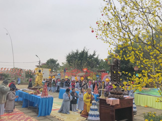 Year End Practice, a past year closing program, giving Tet gifts at Dong Cao pagoda