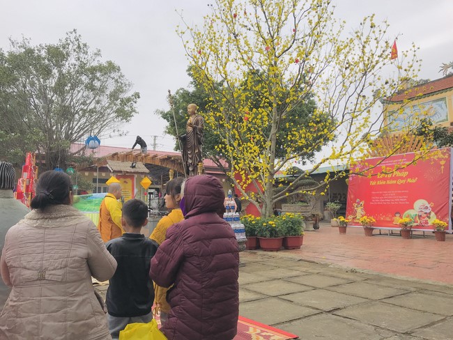 Year End Practice, a past year closing program, giving Tet gifts at Dong Cao pagoda