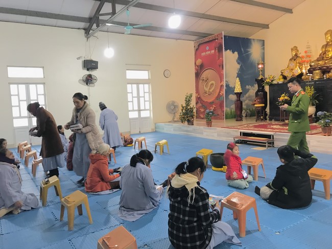 Year End Practice, a past year closing program, giving Tet gifts at Dong Cao pagoda