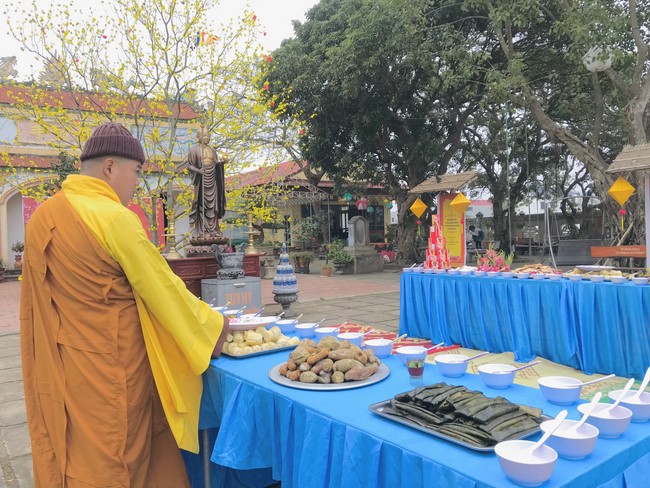 Year End Practice, a past year closing program, giving Tet gifts at Dong Cao pagoda