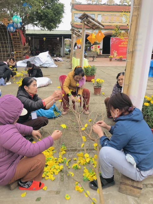 Year End Practice, a past year closing program, giving Tet gifts at Dong Cao pagoda