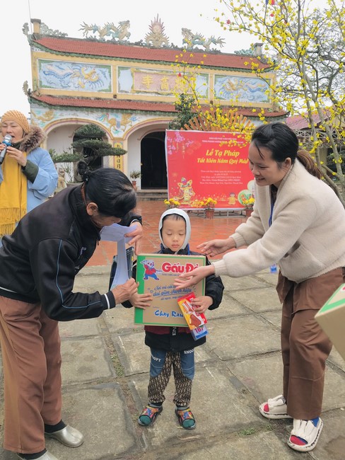 Year End Practice, a past year closing program, giving Tet gifts at Dong Cao pagoda