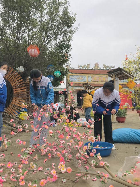 Year End Practice, a past year closing program, giving Tet gifts at Dong Cao pagoda