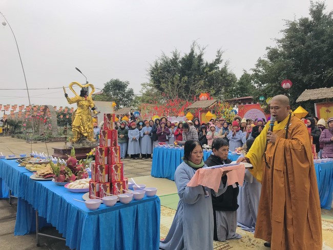 Year End Practice, a past year closing program, giving Tet gifts at Dong Cao pagoda