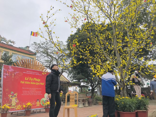 Year End Practice, a past year closing program, giving Tet gifts at Dong Cao pagoda