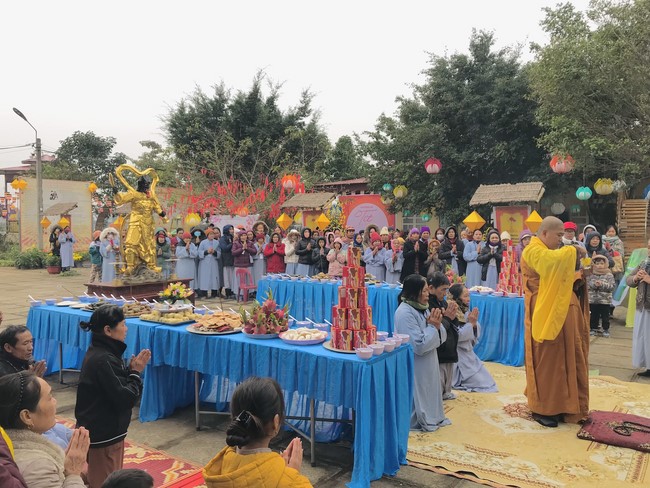 Year End Practice, a past year closing program, giving Tet gifts at Dong Cao pagoda