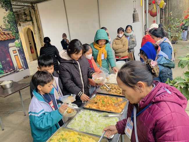 Year End Practice, a past year closing program, giving Tet gifts at Dong Cao pagoda