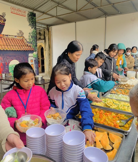 Year End Practice, a past year closing program, giving Tet gifts at Dong Cao pagoda