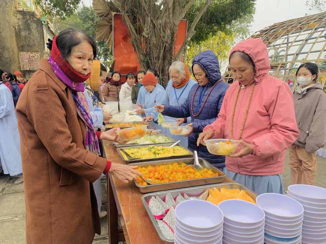 Year End Practice, a past year closing program, giving Tet gifts at Dong Cao pagoda