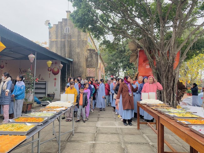Year End Practice, a past year closing program, giving Tet gifts at Dong Cao pagoda