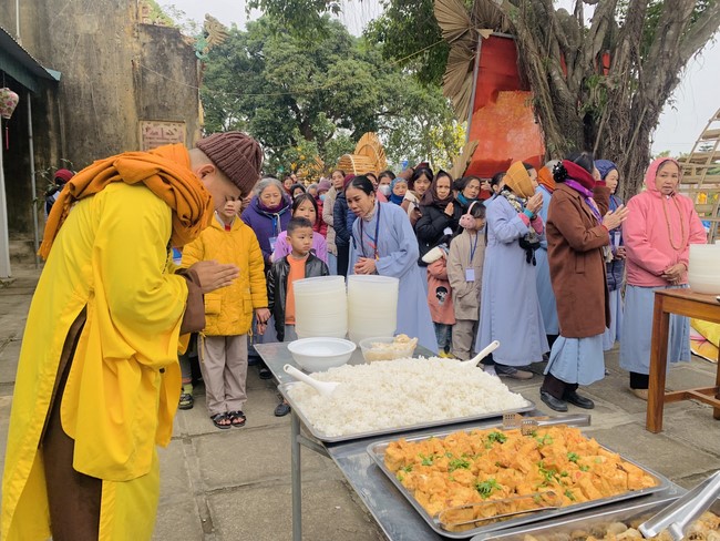 Year End Practice, a past year closing program, giving Tet gifts at Dong Cao pagoda