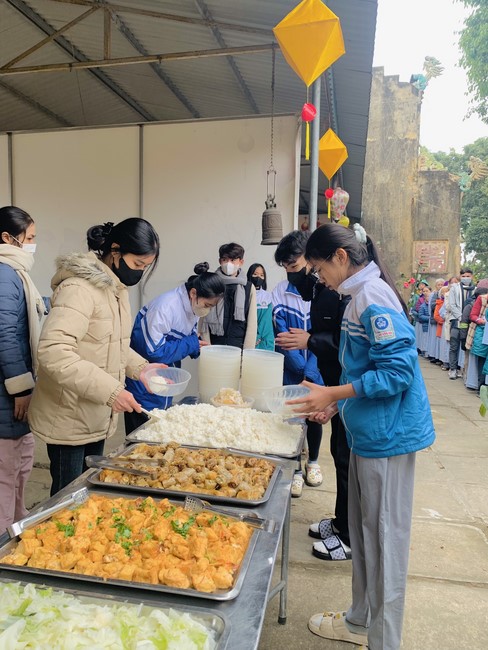 Year End Practice, a past year closing program, giving Tet gifts at Dong Cao pagoda