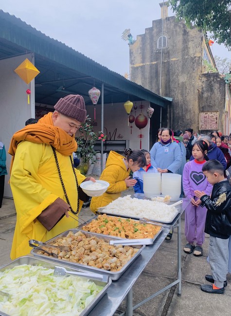 Year End Practice, a past year closing program, giving Tet gifts at Dong Cao pagoda