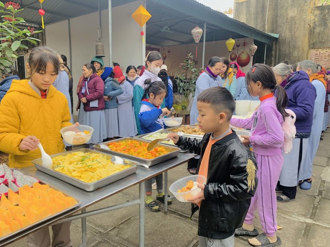 Year End Practice, a past year closing program, giving Tet gifts at Dong Cao pagoda