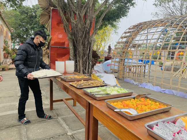 Year End Practice, a past year closing program, giving Tet gifts at Dong Cao pagoda