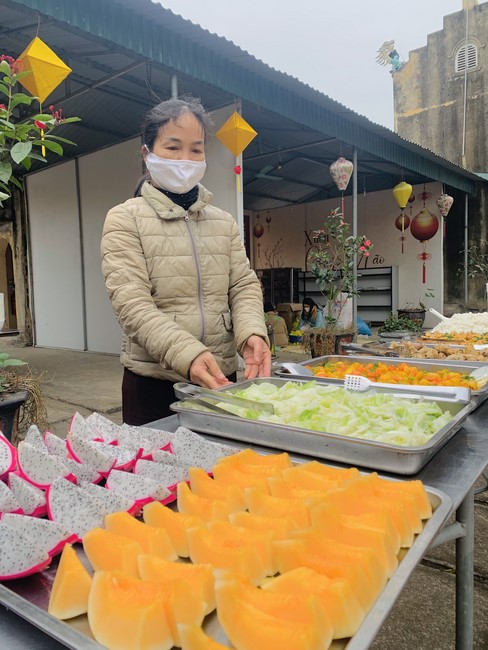 Year End Practice, a past year closing program, giving Tet gifts at Dong Cao pagoda