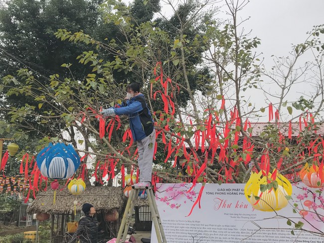 Year End Practice, a past year closing program, giving Tet gifts at Dong Cao pagoda