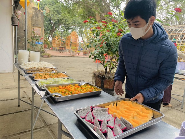 Year End Practice, a past year closing program, giving Tet gifts at Dong Cao pagoda