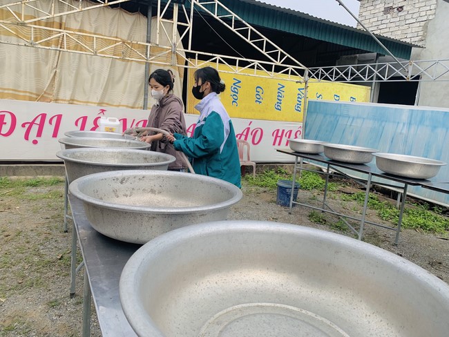 Year End Practice, a past year closing program, giving Tet gifts at Dong Cao pagoda