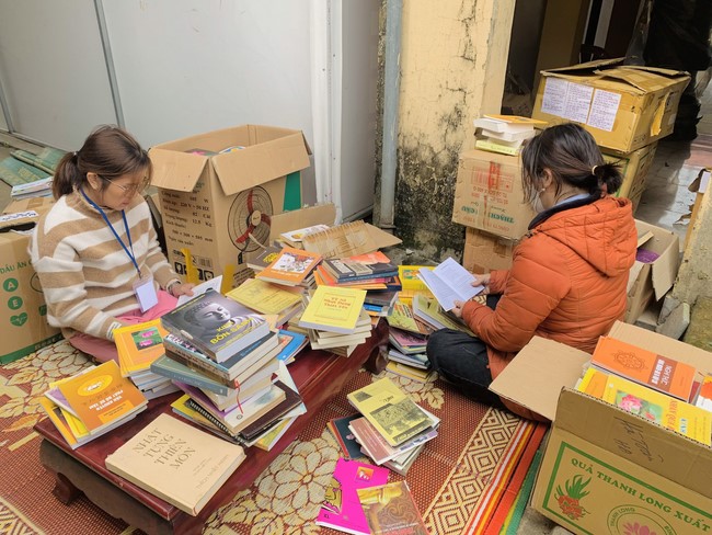 Year End Practice, a past year closing program, giving Tet gifts at Dong Cao pagoda