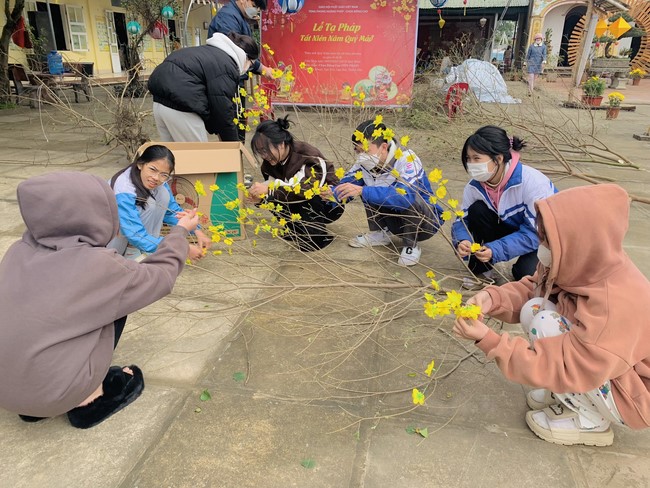 Year End Practice, a past year closing program, giving Tet gifts at Dong Cao pagoda