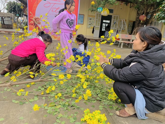 Year End Practice, a past year closing program, giving Tet gifts at Dong Cao pagoda