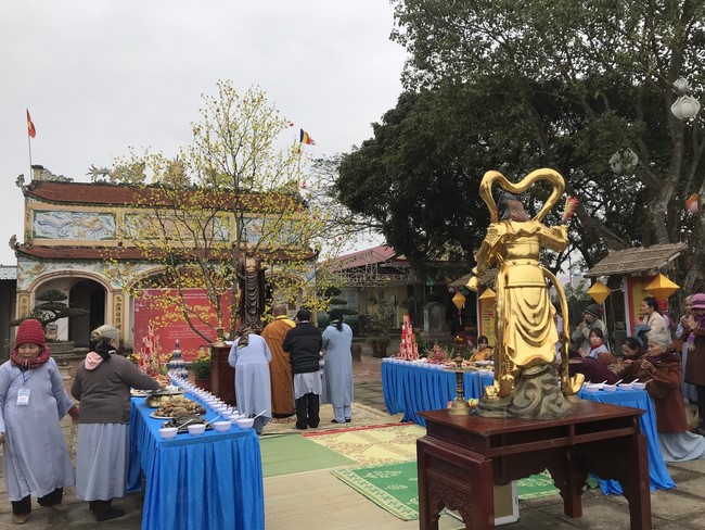 Year End Practice, a past year closing program, giving Tet gifts at Dong Cao pagoda