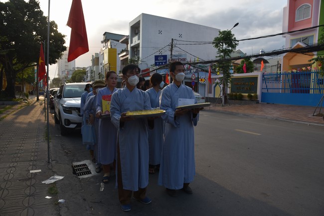 Offering on the Founder's death anniversary of Buu Lien pagoda in Can Tho of the Charity Board