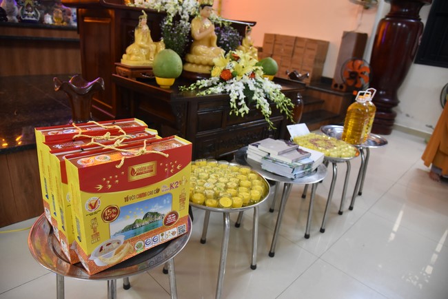 Offering on the Founder's death anniversary of Buu Lien pagoda in Can Tho of the Charity Board