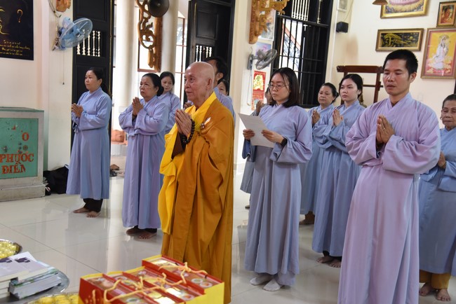 Offering on the Founder's death anniversary of Buu Lien pagoda in Can Tho of the Charity Board