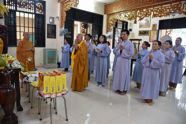 Offering on the Founder's death anniversary of Buu Lien pagoda in Can Tho of the Charity Board
