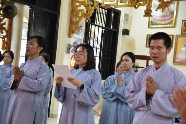 Offering on the Founder's death anniversary of Buu Lien pagoda in Can Tho of the Charity Board