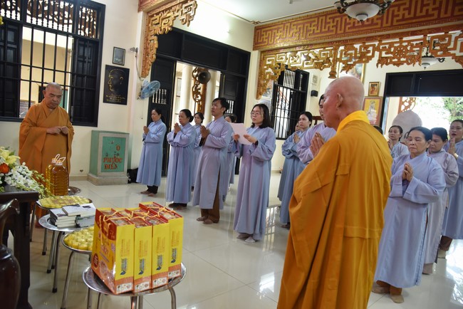 Offering on the Founder's death anniversary of Buu Lien pagoda in Can Tho of the Charity Board