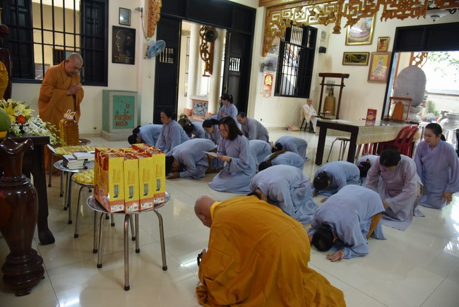 Offering on the Founder's death anniversary of Buu Lien pagoda in Can Tho of the Charity Board