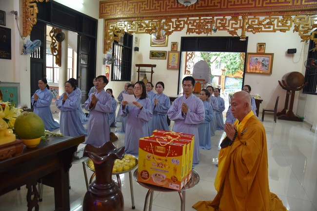 Offering on the Founder's death anniversary of Buu Lien pagoda in Can Tho of the Charity Board