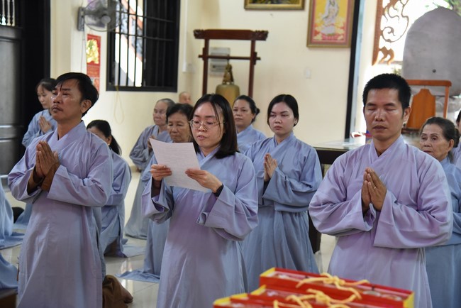 Offering on the Founder's death anniversary of Buu Lien pagoda in Can Tho of the Charity Board