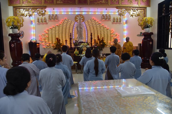 Offering on the Founder's death anniversary of Buu Lien pagoda in Can Tho of the Charity Board