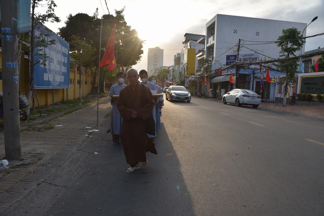 Offering on the Founder's death anniversary of Buu Lien pagoda in Can Tho of the Charity Board