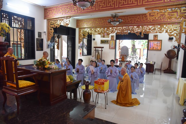 Offering on the Founder's death anniversary of Buu Lien pagoda in Can Tho of the Charity Board