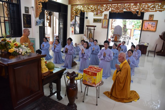 Offering on the Founder's death anniversary of Buu Lien pagoda in Can Tho of the Charity Board
