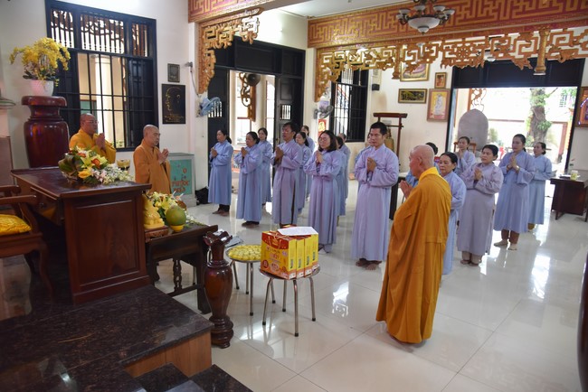 Offering on the Founder's death anniversary of Buu Lien pagoda in Can Tho of the Charity Board
