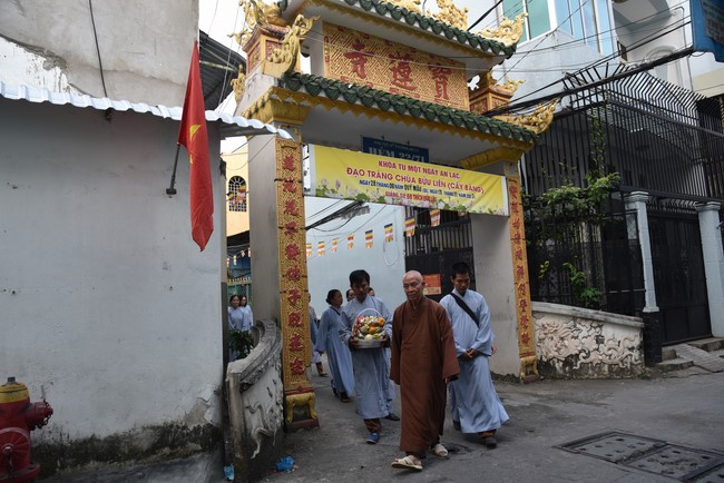 Offering on the Founder's death anniversary of Buu Lien pagoda in Can Tho of the Charity Board