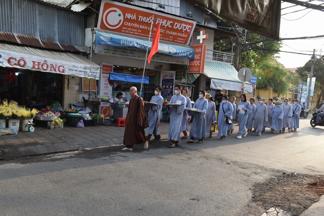 Offering on the Founder's death anniversary of Buu Lien pagoda in Can Tho of the Charity Board