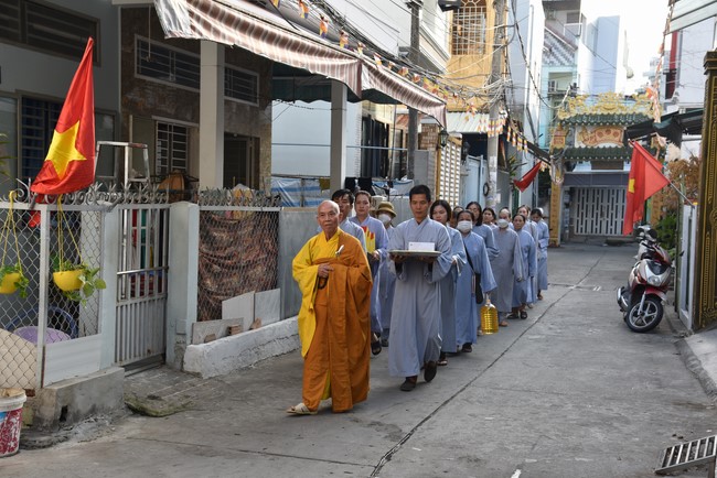 Offering on the Founder's death anniversary of Buu Lien pagoda in Can Tho of the Charity Board