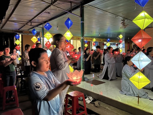 Chùa Nhất Pháp – Đồng Nai: Lễ Hoa đăng kỷ niệm đức Phật A Di Đà