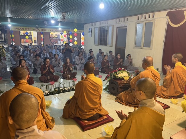 Chùa Nhất Pháp – Đồng Nai: Lễ Hoa đăng kỷ niệm đức Phật A Di Đà