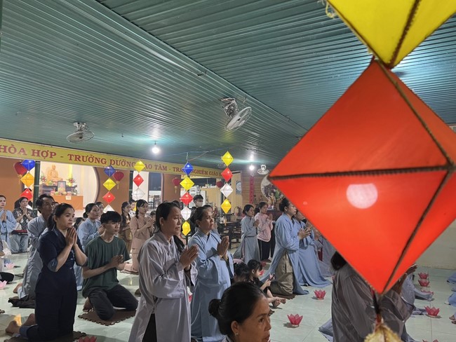 Chùa Nhất Pháp – Đồng Nai: Lễ Hoa đăng kỷ niệm đức Phật A Di Đà