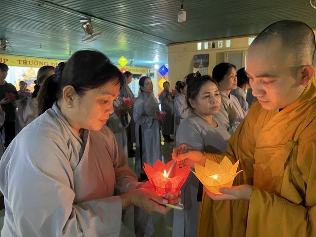 Chùa Nhất Pháp – Đồng Nai: Lễ Hoa đăng kỷ niệm đức Phật A Di Đà