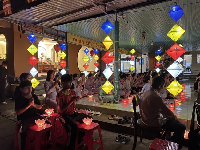 Chùa Nhất Pháp – Đồng Nai: Lễ Hoa đăng kỷ niệm đức Phật A Di Đà